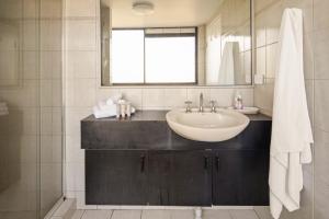 Palmira Cove - Riverfront Retreat with Pool & Spa