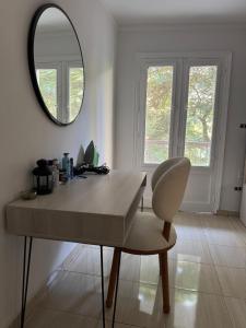 شقه فندقيه خلف نادي الصيد و جامعه الدول تطل علي ميدان بمنطقه راقيه عائلات فقط