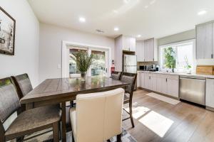 8 Mi to Bellevues Snowflake Lane Cozy Retreat