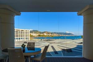 Crescent Luxury Retreat - Seafront Apartments