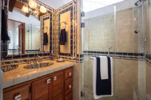 Casa Mexicana con Alberca Techada y Jardín