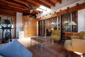 Casa Mexicana con Alberca Techada y Jardín