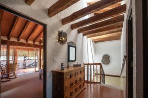 Casa Mexicana con Alberca Techada y Jardín