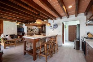 Casa Mexicana con Alberca Techada y Jardín