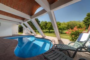 Casa Mexicana con Alberca Techada y Jardín