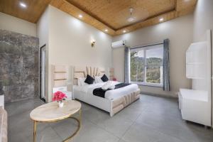 A Bluebell Villa I Jacuzzi I 3 Bedroom Villa With Open Air Lawn & BBQ l Bonfire Available l Kasauli By Exotic Stays