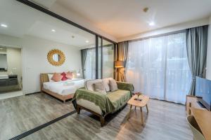 Elegant 1BR Garden-View Condo - The Deck Patong