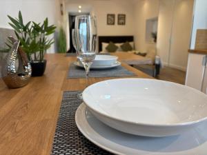 Stylish Detached Studio, Banstead with off street Parking