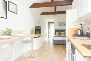 Stylish Detached Studio, Banstead with off street Parking