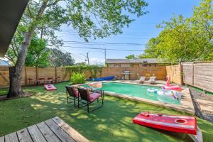 Dream Stay with Pool for up to 20 Guests Mins to DT Austin