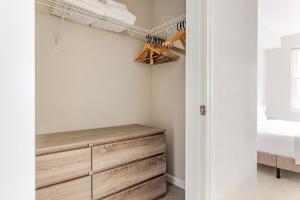 Blueground Emeryville pool nr Bay Street Park SFO-1988