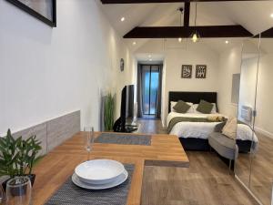 Stylish Detached Studio, Banstead with off street Parking