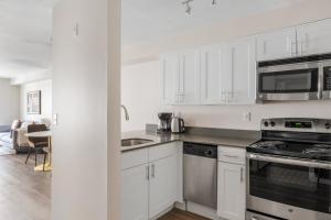 Blueground South Lake balcony nr Lake SEA-928