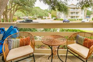 Walk to Beach Coastal Fiddlers Cove Getaway