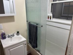 Full Apartment in Lynn - Fits 5 people