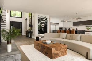 Luxury Lakefront 4 BDR, 10 Beds, 4 Bath