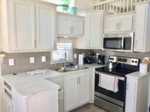 Waterfront Tiny Home w Pool, Beach, Dock, Kayaks