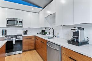 Trendy Stay for 12 with Hot Tub Mins to DT 6th St