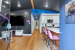 Trendy Stay for 12 with Hot Tub Mins to DT 6th St