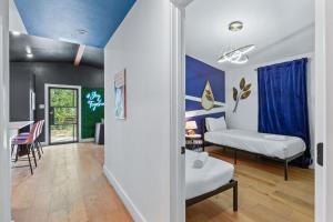 Trendy Stay for 12 with Hot Tub Mins to DT 6th St
