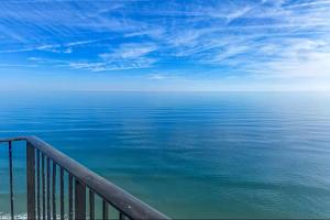 Relaxing Oceanfront 2BR Beach Condo! Royal Garden 1514
