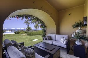 Beautiful Beachfront Condo With Spectacular Views