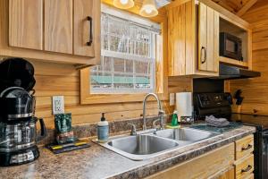 Tiny Bearadise - Riverfront Cabin, Deck, Fire Pit & Near the Smoky Mountains!