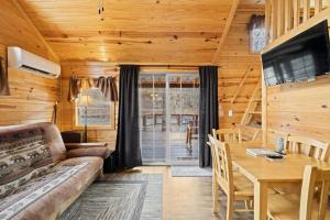 Tiny Bearadise - Riverfront Cabin, Deck, Fire Pit & Near the Smoky Mountains!