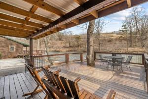 Tiny Bearadise - Riverfront Cabin, Deck, Fire Pit & Near the Smoky Mountains!