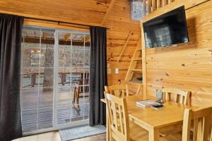 Tiny Bearadise - Riverfront Cabin, Deck, Fire Pit & Near the Smoky Mountains!