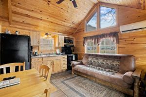 Tiny Bearadise - Riverfront Cabin, Deck, Fire Pit & Near the Smoky Mountains!