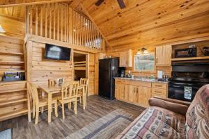 Tiny Bearadise - Riverfront Cabin, Deck, Fire Pit & Near the Smoky Mountains!
