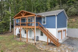 Private Retreat by the Ecusta Trail and Downtown