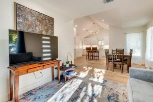 4 Mi to UT Austin: Bright & Modern Family Home