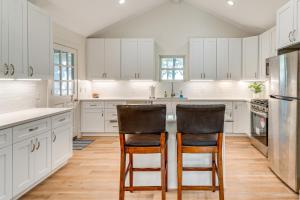 4 Mi to UT Austin: Bright & Modern Family Home