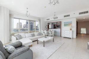 Free housekeeping visits during your stay - StayShort - Dubai Marina sleeps 4 with Marina Views