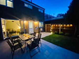 Modern House - Sleeps 12 - Birmingham City - FREE Parking