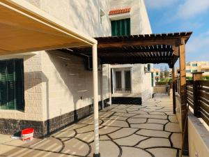 فيلا 53 في قريه جرين بيتش حمام سباحه خاص و اربع غرف تشطيب لوكس فرش مودرن