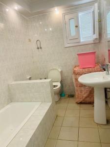 فيلا 53 في قريه جرين بيتش حمام سباحه خاص و اربع غرف تشطيب لوكس فرش مودرن