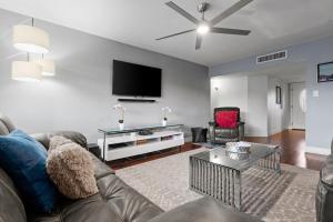 3Bedroom 2Bath near ASU with Heated Pool, Hot Tub, & Massive Putting Green