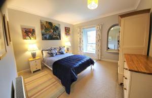 Folly View - Private, peaceful apartment with stunning views.