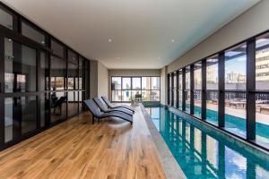 Ap p 5 pessoas em prédio com piscina - IBI0807