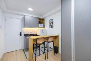 Studio Completo em condomínio com piscina -IBI1204