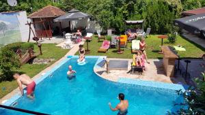 etno brvnara sa bazenom