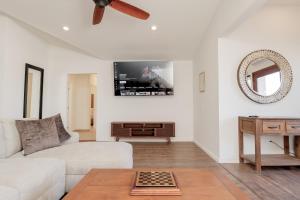 Casa Olmo with Jacuzzi, King Beds, AC, and TVs near Wineries