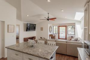 Casa Olmo with Jacuzzi, King Beds, AC, and TVs near Wineries