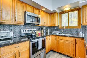 Luxury Home with Game Room, 4 Mi to Bushkill Falls!