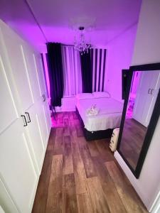 Cosy Notting Hill room