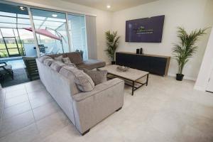 Fabulous 5 BR with pool Solterra Resort