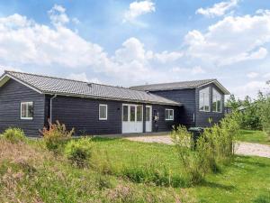 Scandinavian Lakeside Retreat-By Traum